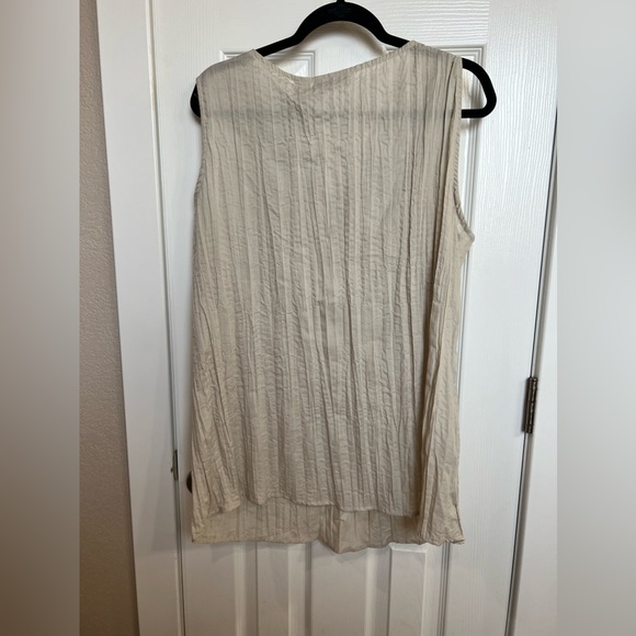 Plus size sleeveless blouse - Picture 4 of 5
